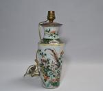 CHINE
Vase en porcelaine à décor polychrome, monté en lampe
H.: 23.5...