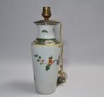 CHINE
Vase en porcelaine à décor polychrome, monté en lampe
H.: 23.5...