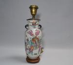 CHINE
Vase en porcelaine à décor polychrome, monté en lampe
H. (vase...
