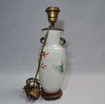CHINE
Vase en porcelaine à décor polychrome, monté en lampe
H. (vase...