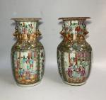 CHINE Canton
Paire de vases en porcelaine à décor polychrome et...
