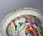 CHINE Canton
Paire de vases en porcelaine à décor polychrome et...