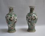 CHINE
Paire de vases en porcelaine à décor polychrome d'animaux fantastiques...