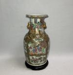 CHINE Canton
Vase en porcelaine à décor polychrome et or
H.: 35...