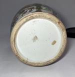 CHINE Canton
Vase en porcelaine à décor polychrome et or
H.: 35...