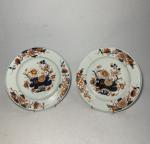 CHINE
Paire d'assiettes rondes en porcelaine à décor Imari
XVIIIème
D.: 23.2 cm...