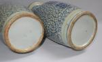 CHINE
Deux vases pouvant former paire en porcelaine à décor en...