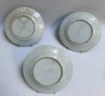 CHINE Compagnie des Indes
Trois assiettes rondes en porcelaine à décor...