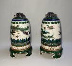 CHINE
Paire de pots couverts en porcelaine à décor polychrome d'oiseaux,...