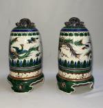 CHINE
Paire de pots couverts en porcelaine à décor polychrome d'oiseaux,...