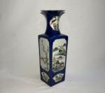 CHINE
Vase quadrangulaire en porcelaine à décor polychrome de paysage, animaux...