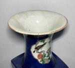 CHINE
Vase quadrangulaire en porcelaine à décor polychrome de paysage, animaux...