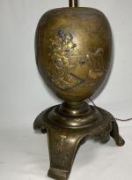 JAPON
Vase en bronze à plusieurs patines à décor de personnages,...