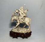 JAPON
Groupe en ivoire sculpté représentant un homme sur sa mule,...