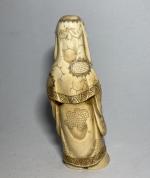 JAPON
Okimono en ivoire sculpté représentant un sage
Début XXème
H.: 14 cm...