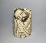 JAPON
Okimono en ivoire sculpté représentant un homme endormi
Début XXème
H.: 10.5...