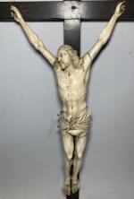 CHRIST en ivoire sculpté, présenté sur une croix formant crucifix,...