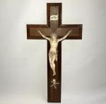 CHRIST en ivoire sculpté présenté sur une croix formant crucifix...