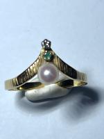 BAGUE or, perle, petit diamant et pierre verte, poids 2.6...