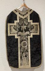 CHASUBLE en tissu noir brodé, à décor d'un autel sur...