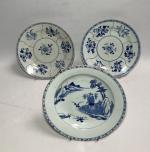 CHINE
Trois assiettes rondes en porcelaine à décor bleu blanc
XVIIIème
D.: 22.5...