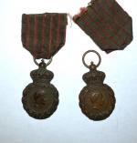 France Lot de 2 Médaille de Sainte Hélène. Bronze, rubans.