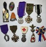 France Lot de 12 décorations et insignes, dont reproductions. (accidents,...