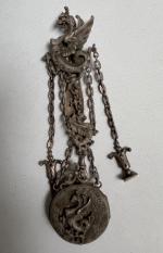 CHATELAINE en métal ornée de motifs de dragons avec chainettes....