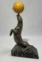 PORTE-MONTRE représentant une otarie avec sa balle. 
Bronze et socle...