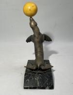 PORTE-MONTRE représentant une otarie avec sa balle. 
Bronze et socle...