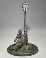 PORTE-MONTRE représentant Pierrot près d'un lampadaire 
Bronze 
H : 22...