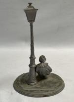 PORTE-MONTRE représentant Pierrot près d'un lampadaire 
Bronze 
H : 22...