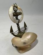 PORTE-MONTRE avec ancre marine et coquillage. 
Bronze et coquillage. 
H...