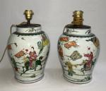 CHINE
Paire de vases en porcelaine à décor Wucaï, montés en...