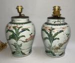 CHINE
Paire de vases en porcelaine à décor Wucaï, montés en...