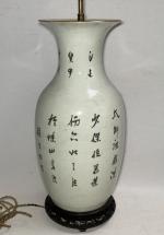 CHINE
Vase en porcelaine à décor d'un dragon et sinogrammes, monté...