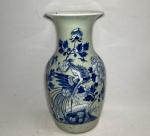CHINE
Vase en porcelaine à décor bleu blanc
H.: 31.5 cm (percé)