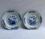 CHINE
Paire d'assiettes rondes en porcelaine à décor bleu blanc, l'aile...