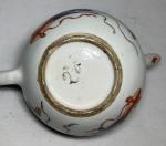 CHINE
Verseuse couverte en porcelaine à décor polychrome et or
XVIIIème
H.: 10...