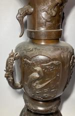 CHINE
Paire de vases en bronze patiné à décor d'animaux dans...
