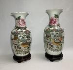 CHINE
Deux vases pouvant former paire en porcelaine à décor polychrome...