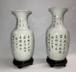 CHINE
Deux vases pouvant former paire en porcelaine à décor polychrome...
