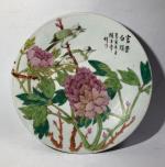CHINE
Plat rond en porcelaine à décor polychrome d'oiseaux branchés et...