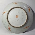 CHINE
Plat rond en porcelaine à décor polychrome d'oiseaux branchés et...