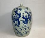 CHINE
Pot couvert en porcelaine à décor bleu blanc de personnages...
