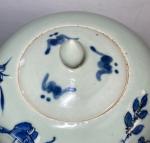 CHINE
Pot couvert en porcelaine à décor bleu blanc de personnages...