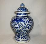 CHINE
Potiche couverte en porcelaine à décor en camaïeu bleu sur...