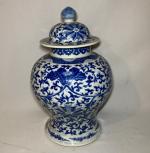 CHINE
Potiche couverte en porcelaine à décor en camaïeu bleu sur...