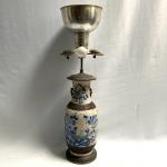 CHINE Nankin
Vase en porcelaine à décor en camaïeu bleu, monté...