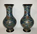 CHINE
Paire de vases en bronze cloisonné et émaux polychromes
H.: 30...